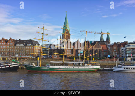 Bremen, Deutschland - 23. November 2017 - ehemaliges Segelschulschiff Alexander von Humboldt an ihren Liegeplätzen mit St. Martini-Kirche im Hintergrund Stockfoto