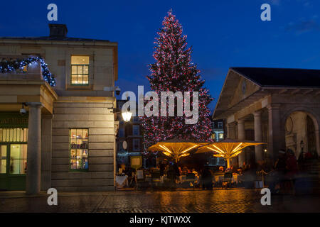 London, Großbritannien, 24. November 2017: Weihnachtsbaum in Covent Garden; saisonale Lichter werden über berühmte Gegend von Central London angezeigt. Stockfoto