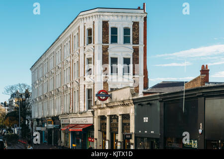 London, Großbritannien - 22.November 2017: Eingang zur South Kensington U-Bahnstation, South Kensington, London, Großbritannien Stockfoto