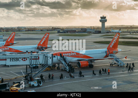 London Gatwick, Großbritannien - Nov 23, 2017: Passagiere aussteigen aus einem easyjet Flugzeug am Flughafen London Gatwick Stockfoto