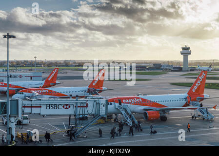 London Gatwick, Großbritannien - Nov 23, 2017: Passagiere aussteigen aus einem easyjet Flugzeug am Flughafen London Gatwick Stockfoto