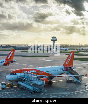 London Gatwick, Großbritannien - Nov 23, 2017: easyjet Flugzeugen am Flughafen London Gatwick - southterminal Stockfoto