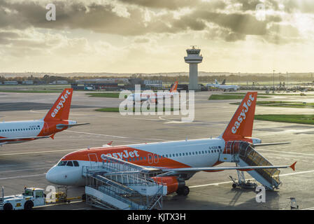 London Gatwick, Großbritannien - 23. November 2017: EasyJet Flugzeuge am Londoner Flughafen Gatwick - SouthTerminal Stockfoto
