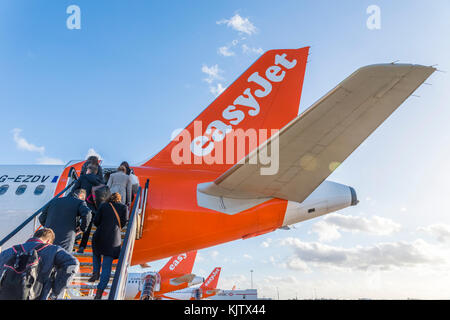 London Gatwick, Großbritannien - Nov 23, 2017: Passagiere ein Flugzeug von Easyjet am Flughafen London Gatwick Stockfoto