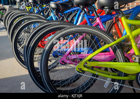 Linie der Fahrräder für den Verkauf außerhalb der Bike Shop. Stockfoto