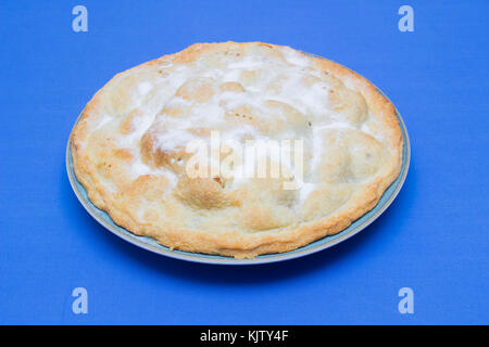 Eine traditionelle hausgemachte Apfelkuchen mit bramley Äpfel und bestreut mit weißer Zucker Stockfoto