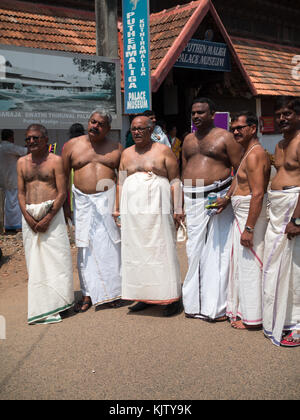 Gruppe männlicher Hinduistische Pilger zu Sri Padmanabhaswamy Temple Stockfoto