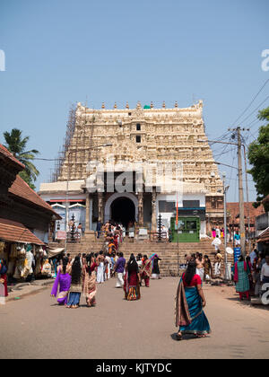 Sree Padmanabhaswamy Temple Zufahrtsstraße und Gopuram Stockfoto