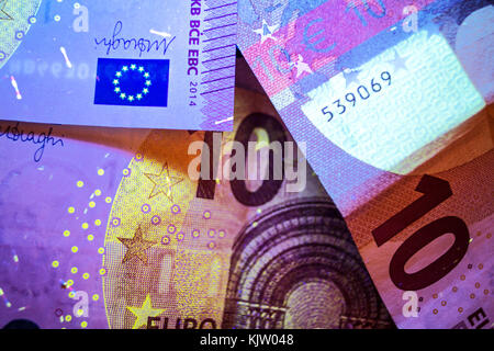 10 Euro- Banknoten unter UV-Licht Stockfoto