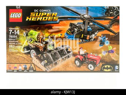 Winneconne, WI - 19. November 2017: Eine Schachtel Lego mit DC Comics Super Heroes mit Batman und Scarecrow auf einem isolierten Hintergrund. Stockfoto