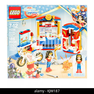 Winneconne, WI - 19. November 2017: Eine Schachtel Lego mit DC Super Hero Girls mit Wonder Woman in Dorm auf einem isolierten Hintergrund. Stockfoto