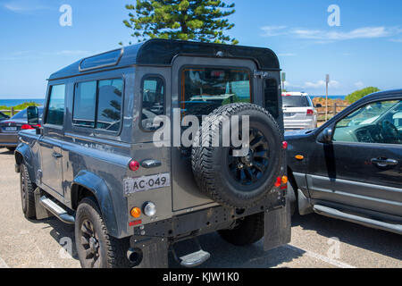 Rückansicht des Grey Land Rover Defender aus dem Jahr 2021, geparkt in Sydney, Australien Stockfoto