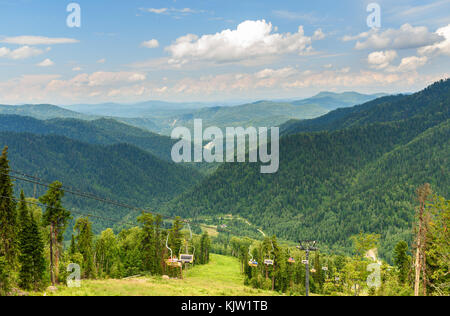 Blick von Kokuya Berg und Sesselbahn Skilift. Republik Altai. Russland Stockfoto