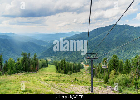 Blick von Kokuya Berg und Sesselbahn Skilift. Republik Altai. Russland Stockfoto