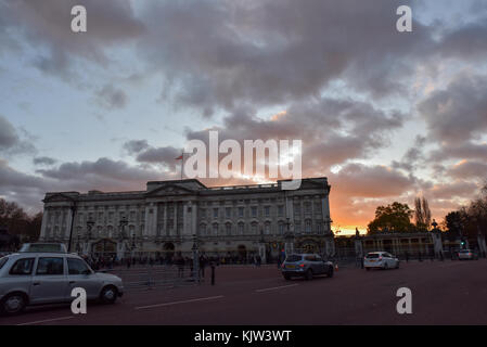 Green Park, London, UK. 25. November 2017. sunset buckingham palace Credit: Matthew chattle/alamy leben Nachrichten Stockfoto