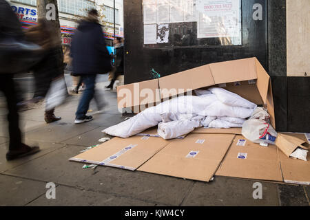 London, Großbritannien. 25 Nov, 2017. Ist eine raue Sleeper Betten während des Tages auf der Oxford Street gesehen als Wochenende Käufer weitergeben. © Guy Corbishley/Alamy leben Nachrichten Stockfoto