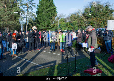 Backnang, Oxford, UK. 25. November 2017. Campsfield House Einwanderung Ausbau Center 24. Jahrestag Demonstration. Quelle: Steve Bell/Alamy leben Nachrichten Stockfoto