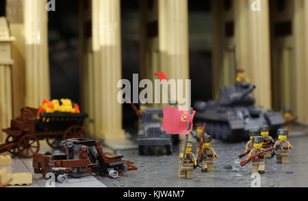 Minneapolis, Minnesota, USA. 25. November 2017. Ein Detail der sowjetischen Sieg am Brandenburger Tor, völlig neu erstellt von LEGO Steinen, die auf der LEGO Fan Expo in Minneapolis, Minnesota. Copyright Gina Kelly/Alamy leben Nachrichten Stockfoto