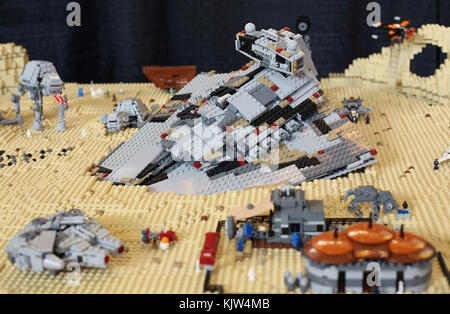 Minneapolis, Minnesota, USA. 25. November 2017. Eine Szene aus dem Original Star Wars Film neu komplett aus LEGO Steinen, die auf der LEGO Fan Expo in Minneapolis, Minnesota. Copyright Gina Kelly/Alamy leben Nachrichten Stockfoto