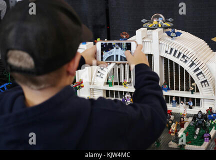 Minneapolis, Minnesota, USA. 25. November 2017. Ein Junge nimmt ein Bild einer Halle der Gerechtigkeit, die komplett aus LEGO, LEGO Fan Expo in Minneapolis, Minnesota. Copyright Gina Kelly/Alamy leben Nachrichten Stockfoto