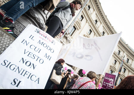 Rom, Italien - 2017/11/25: Tausende von Menschen eine Demonstration des Internationalen Tages zur Beseitigung der Gewalt gegen Frauen zu kennzeichnen und die Opfer der femizid und männliche Aggression zu erinnern sowie anspruchsvolle mehr Rechte für Frauen in Rom, Italien Am 25. November 2017. Quelle: Andrea ronchini/alamy Leben Nachrichten gehalten Stockfoto