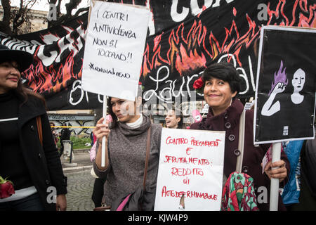 Rom, Italien - 2017/11/25: Tausende von Menschen eine Demonstration des Internationalen Tages zur Beseitigung der Gewalt gegen Frauen zu kennzeichnen und die Opfer der femizid und männliche Aggression zu erinnern sowie anspruchsvolle mehr Rechte für Frauen in Rom, Italien Am 25. November 2017. Quelle: Andrea ronchini/alamy Leben Nachrichten gehalten Stockfoto