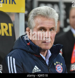 Mönchengladbach, Deutschland, 25. November 2017, Bundesliga, Spieltag 13: Borussia Mönchengladbach gegen FC Bayern München: Trainer Jupp Heynckes (München). Quelle: Jürgen Schwarz/Alamy Live News Stockfoto