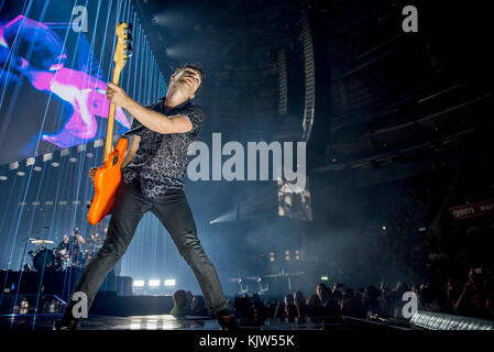 Nottingham, UK. 25. November 2017. Mike Kerr und Ben Thatcher der englischen Rock duo Royal Blood durchführen bei der Motorpoint Arena Nottingham, UK 25/11/2017 Credit: Gary Mather/alamy leben Nachrichten Stockfoto