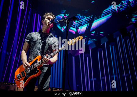 Nottingham, UK. 25. November 2017. Mike Kerr und Ben Thatcher der englischen Rock duo Royal Blood durchführen bei der Motorpoint Arena Nottingham, UK 25/11/2017 Credit: Gary Mather/alamy leben Nachrichten Stockfoto