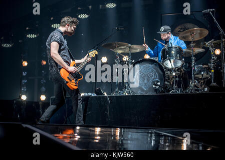 Nottingham, UK. 25. November 2017. Mike Kerr und Ben Thatcher der englischen Rock duo Royal Blood durchführen bei der Motorpoint Arena Nottingham, UK 25/11/2017 Credit: Gary Mather/alamy leben Nachrichten Stockfoto