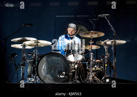 Nottingham, UK. 25. November 2017. Mike Kerr und Ben Thatcher der englischen Rock duo Royal Blood durchführen bei der Motorpoint Arena Nottingham, UK 25/11/2017 Credit: Gary Mather/alamy leben Nachrichten Stockfoto