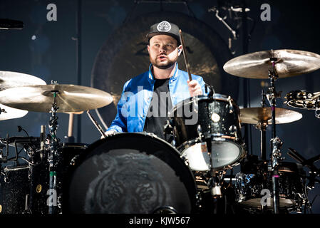 Nottingham, UK. 25. November 2017. Mike Kerr und Ben Thatcher der englischen Rock duo Royal Blood durchführen bei der Motorpoint Arena Nottingham, UK 25/11/2017 Credit: Gary Mather/alamy leben Nachrichten Stockfoto