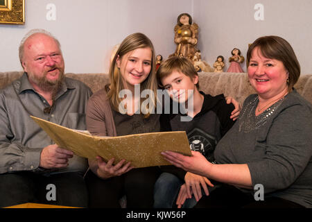 Nürnberg, Deutschland. November 2017. Das Nürnberger Christkind Rebecca Ammon (c) sitzt mit ihren Eltern Ronald (l) und Renate sowie ihrem Bruder Rene auf der Couch in ihrem Haus in Nürnberg, Deutschland, 14. November 2017. Der 17-jährige Ammon eröffnet am 1. Dezember den Nürnberger Christkindlesmarkt. Vermerk: Daniel Karmann/dpa/Alamy Live News Stockfoto