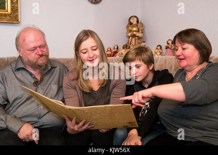 Nürnberg, Deutschland. November 2017. Das Nürnberger Christkind Rebecca Ammon (c) sitzt mit ihren Eltern Ronald (l) und Renate sowie ihrem Bruder Rene auf der Couch in ihrem Haus in Nürnberg, Deutschland, 14. November 2017. Der 17-jährige Ammon eröffnet am 1. Dezember den Nürnberger Christkindlesmarkt. Vermerk: Daniel Karmann/dpa/Alamy Live News Stockfoto