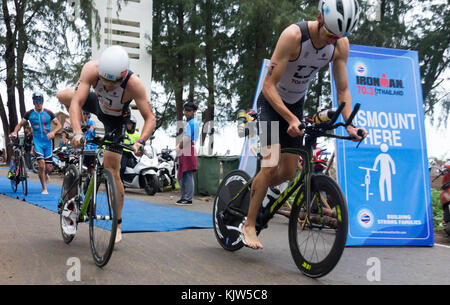 Thailand. 26 Nov, 2017. Ein Wettbewerber in den vordersten Ironman 70.3 Thailand 26. November 2017 - Radrennen Bühne Credit: Kevin hellon/Alamy leben Nachrichten Stockfoto