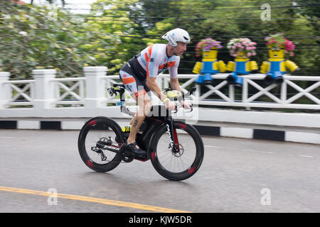 Thailand. 26 Nov, 2017. Ein Wettbewerber in den vordersten Ironman 70.3 Thailand 26. November 2017 - Radrennen Bühne Credit: Kevin hellon/Alamy leben Nachrichten Stockfoto