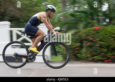 Thailand. 26 Nov, 2017. Ein Wettbewerber in den vordersten Ironman 70.3 Thailand 26. November 2017 - Radrennen Bühne Credit: Kevin hellon/Alamy leben Nachrichten Stockfoto