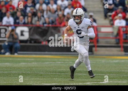 College Park, Maryland, USA. 25 Nov, 2017. Quarterback TRACE MCSORELY (9) kriecht mit dem Fußball während des Spiels gehalten an Kapital ein Feld bei Maryland in College Park, Maryland. Credit: Amy Sanderson/ZUMA Draht/Alamy leben Nachrichten Stockfoto