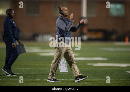 College Park, Maryland, USA. 25 Nov, 2017. Penn State Head Coach james Franklin in Aktion während des Spiels an Kapital ein Feld bei Maryland in College Park, Maryland statt. Credit: Amy Sanderson/ZUMA Draht/Alamy leben Nachrichten Stockfoto