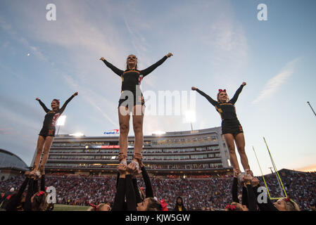 College Park, Maryland, USA. 25 Nov, 2017. Maryland Cheerleadern die Masse während des Spiels unterhalten bei Capital ein Feld bei Maryland in College Park, Maryland statt. Credit: Amy Sanderson/ZUMA Draht/Alamy leben Nachrichten Stockfoto