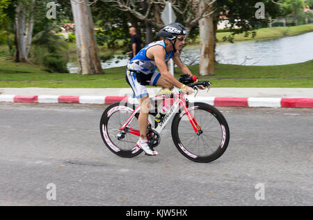 Thailand. 26 Nov, 2017. Ein Wettbewerber in den vordersten Ironman 70.3 Thailand 26. November 2017 - Radrennen Bühne Credit: Kevin hellon/Alamy leben Nachrichten Stockfoto