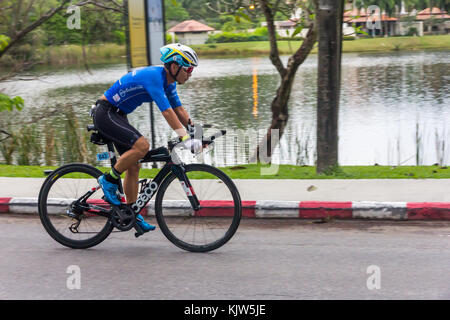 Thailand. 26 Nov, 2017. Ein Wettbewerber in den vordersten Ironman 70.3 Thailand 26. November 2017 - Radrennen Bühne Credit: Kevin hellon/Alamy leben Nachrichten Stockfoto