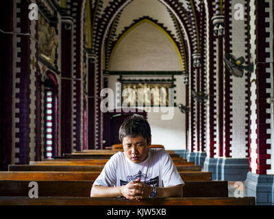 Yangon, Region Yangon, Myanmar. November 2017. Ein Mann betet in der Marienkathedrale in Yangon nach der Sonntagsmesse. Papst Franziskus wird diese Woche eine besondere Messe in der Kathedrale halten und während seines Besuchs in der Bischofsresidenz neben der Kathedrale übernachten. Der Papst wird Yangon vom 27. Bis 30. November besuchen. Er wird private Treffen mit Regierungsbeamten, Militärführern und buddhistischen Geistlichen führen. Er wird auch an zwei Messen teilnehmen, einer öffentlichen Messe in einem Sportkomplex am 29. November und einer Messe für die Jugend Myanmars in der Marienkathedrale am 30. November. (Kreditbild: © Jack Kurtz via ZUM Stockfoto