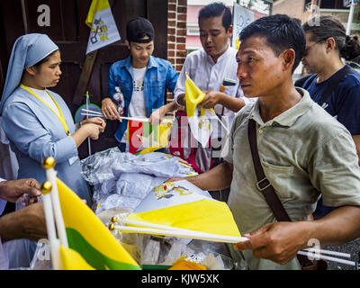 Rangun, Yangon, Myanmar. 26 Nov, 2017. Die Menschen in der St. Mary's Cathedral Erinnerungsstücke kaufen zu Ehren des Besuchs von Papst Franziskus in Myanmar nach dem Gottesdienst am Sonntag. Der Papst wird Besuch Yangon 27. November - 30. Er private Treffen mit Regierungsvertretern, militärische Führer und buddhistischen Klerus. Er wird ebenfalls in zwei Massen teilnehmen, eine öffentliche Masse in einem sportkomplex am 29. November und eine Messe für Myanmar Jugend in St. Mary's Kathedrale am 30. November. Credit: Jack Kurtz/ZUMA Draht/Alamy leben Nachrichten Stockfoto