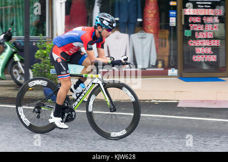 Thailand. 26 Nov, 2017. Ein Wettbewerber in den vordersten Ironman 70.3 Thailand 26. November 2017 - Radrennen Bühne Credit: Kevin hellon/Alamy leben Nachrichten Stockfoto