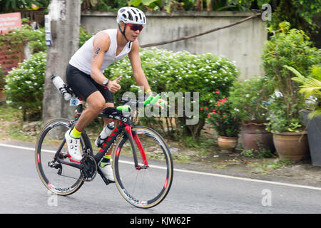 Thailand. 26 Nov, 2017. Ein Wettbewerber in den vordersten Ironman 70.3 Thailand 26. November 2017 - Radrennen Bühne Credit: Kevin hellon/Alamy leben Nachrichten Stockfoto