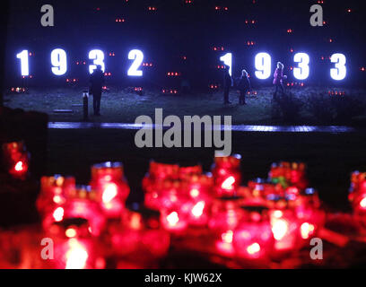 Kiew, Ukraine. November 2017. Ukrainer zünden Kerzen in der Nähe eines Denkmals für die Opfer der Großen Hungersnot in Kiew, Ukraine, 25. November 2017. Der Holodomor war eine von Menschenhand geschaffene Hungersnot, die von den sowjetischen Behörden unter der Führung des Diktators Joseph Stalin provoziert wurde. Das Ergebnis war der Tod von mehr als fünf Millionen Ukrainern. Anatolii Stepanov/ZUMA Wire/Alamy Live News Stockfoto