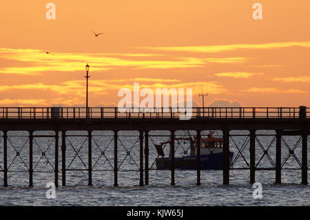 Southend-on-Sea, Essex, Großbritannien. 26. November 2017. UK Wetter: Die Sonne geht auf einem sehr kalten Morgen - Blick in Richtung Southend Pier Credit: Ben Rektor/Alamy leben Nachrichten Stockfoto