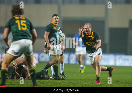 Padua, Italien. 25. November 2017. Die Springboks" Scrum Hälfte Ross Cronje passt den Ball zu Andries Coetzee in der Internationalen november Test Match zwischen Italien und Südafrika. Massimiliano Carnabuci/Alamy leben Nachrichten Stockfoto