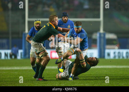 Padua, Italien. 25. November 2017. Italienische Zentrum Tommaso Castello versucht Springboks' Verteidigung in der Internationalen november Test Match zwischen Italien und Südafrika zu brechen. Massimiliano Carnabuci/Alamy leben Nachrichten Stockfoto